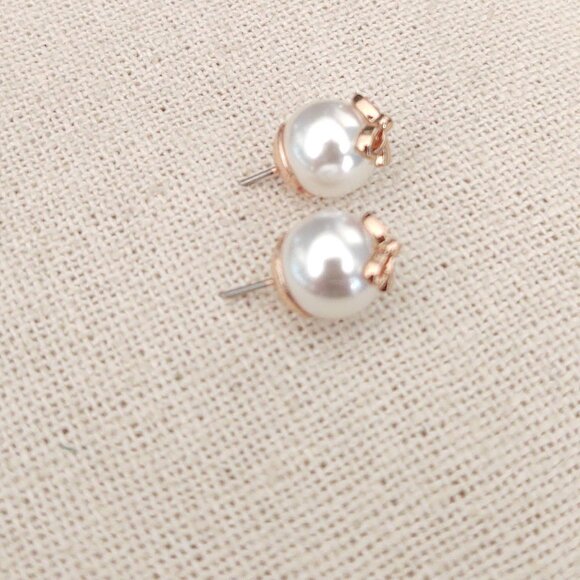 Faux pearl stud earrings with gold bows - Picture 6 of 7